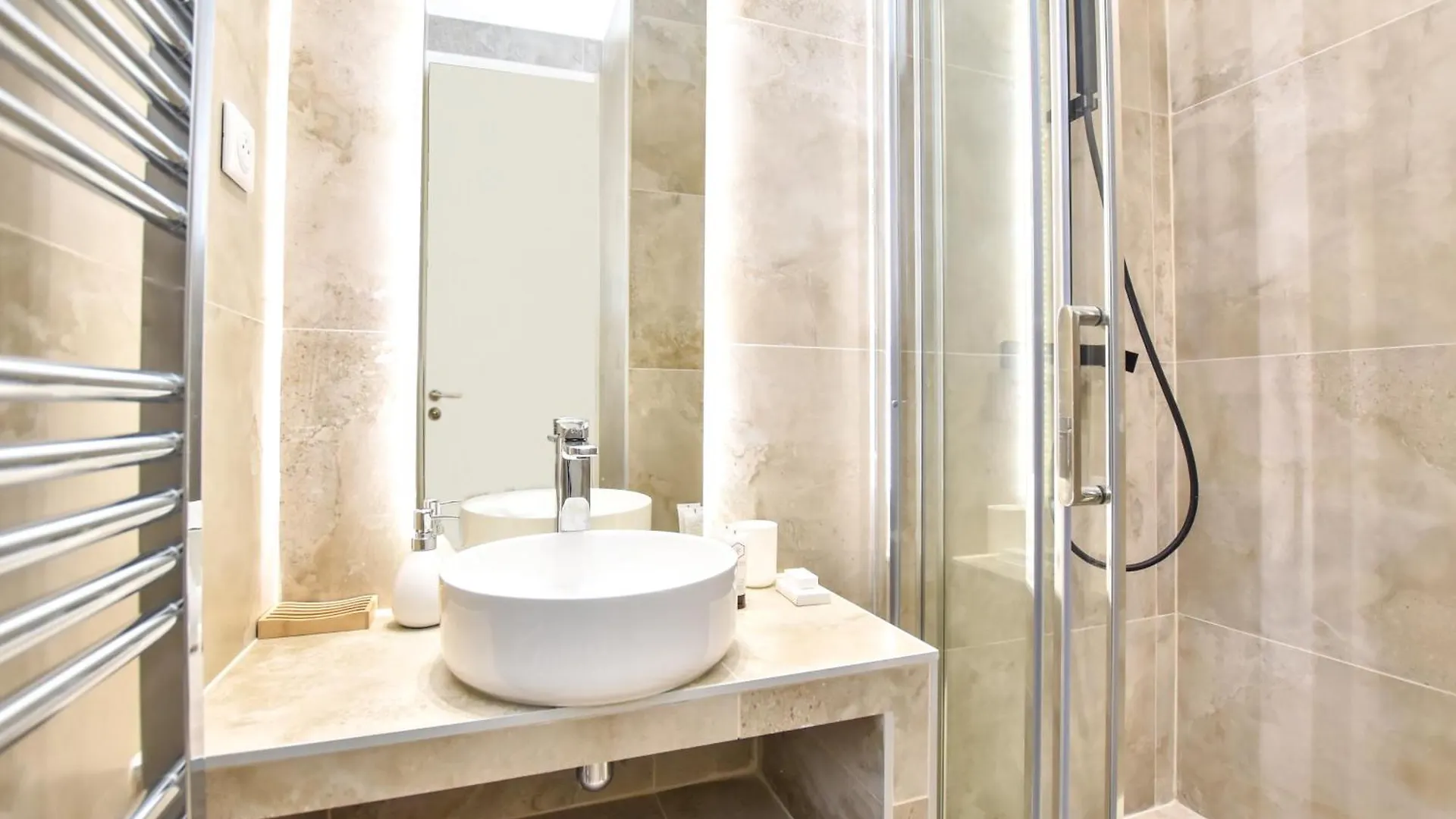 Spacious - 3br-8p - Moulin Rouge *