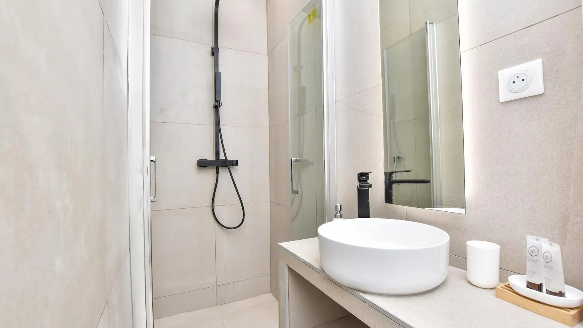 Spacious - 3br-8p - Moulin Rouge Apartament